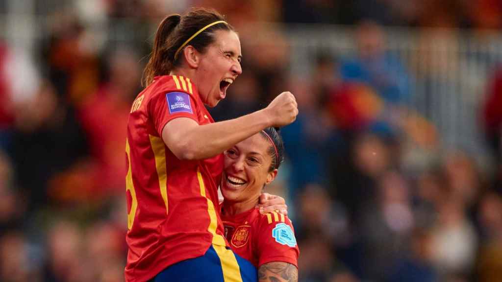 Jenni Hermoso carga a Mariona Caldentey tras anotar un gol con España