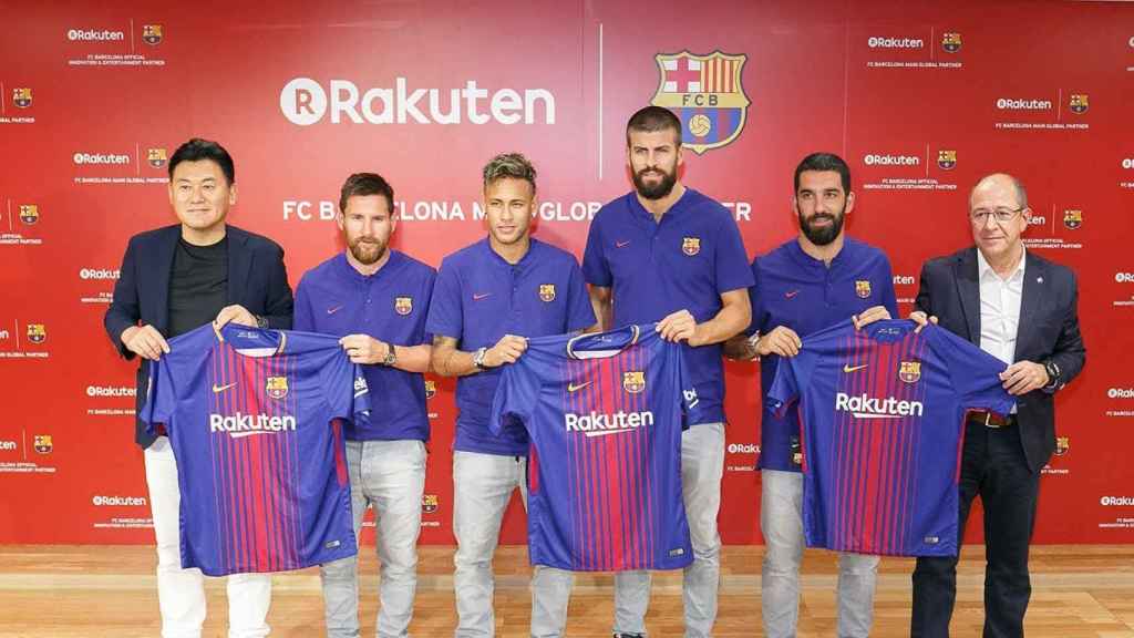 Messi, Neymar, Piqué, Arda y el directivo Manel Arroyo presentan el acuerdo del Barça con Rakuten