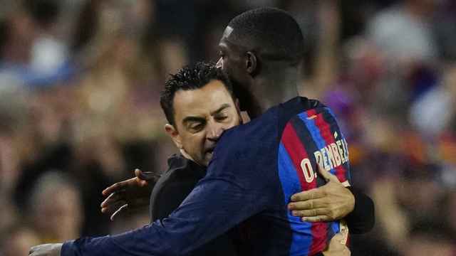 Xavi abraza a Ousmane Dembelé en un partido con el Barça