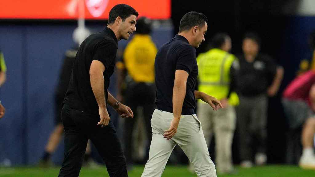 Mikel Arteta con Xavi Hernández después del amistoso de pretemporada