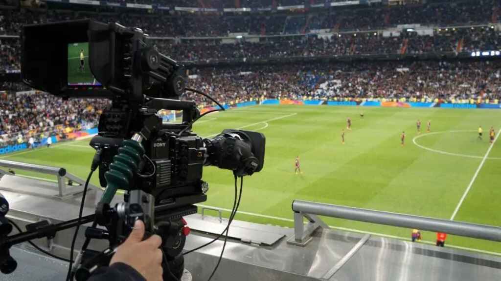 Cámara de televisión en el Bernabéu