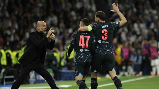 Guardiola felicita a Phil Foden por su gol contra el Real Madrid en el Bernabéu