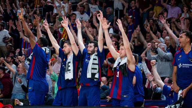 Los jugadores del Barça de basket festejan una jugada desde el banquillo