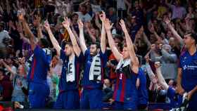 Los jugadores del Barça de basket festejan una jugada desde el banquillo