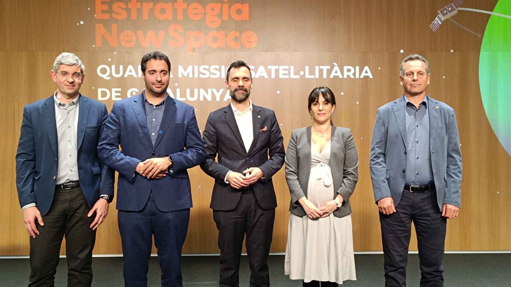 El director del IEEC, Ignasi Ribas; el ceo de Open Cosmos, Rafel Jordà; el conseller de Empresa y Trabajo, Roger Torrent; la secretaria de Políticas Digitales, Gina Tost; y el subdirector general ICGC, Julià Talaya