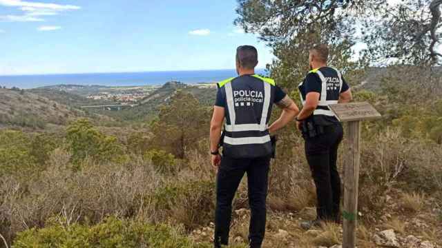 Dos agentes de la policía local de Roda de Berà
