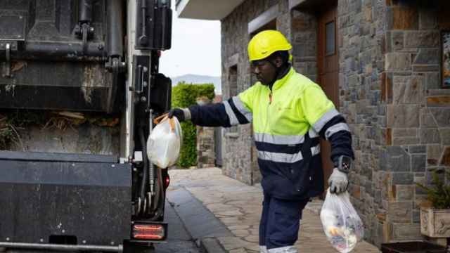 Un trabajador del servicio de recogida de basuras de la Mancomunitat La Plana