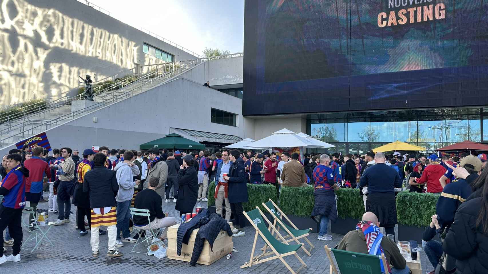 Los aficionados del Barça, concentrados en París antes del partido contra el PSG