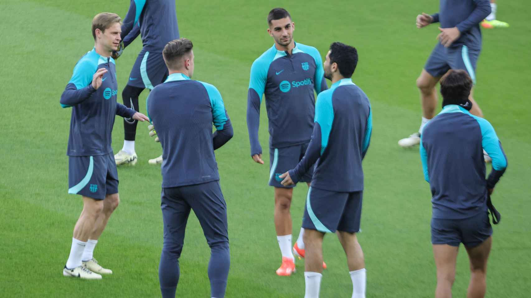 Frenkie de Jong, Ferran Torres, Ter Stegen e Ilkay Gundogan preparan los cuartos de Champions contra el PSG