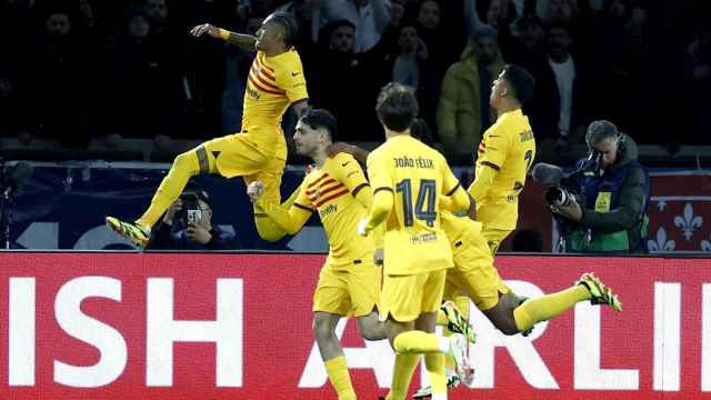Los futbolistas del Barça celebran un gol de Raphinha