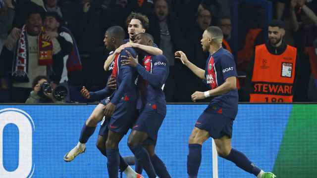 Los jugadores del PSG celebran el gol de Dembelé contra el Barça