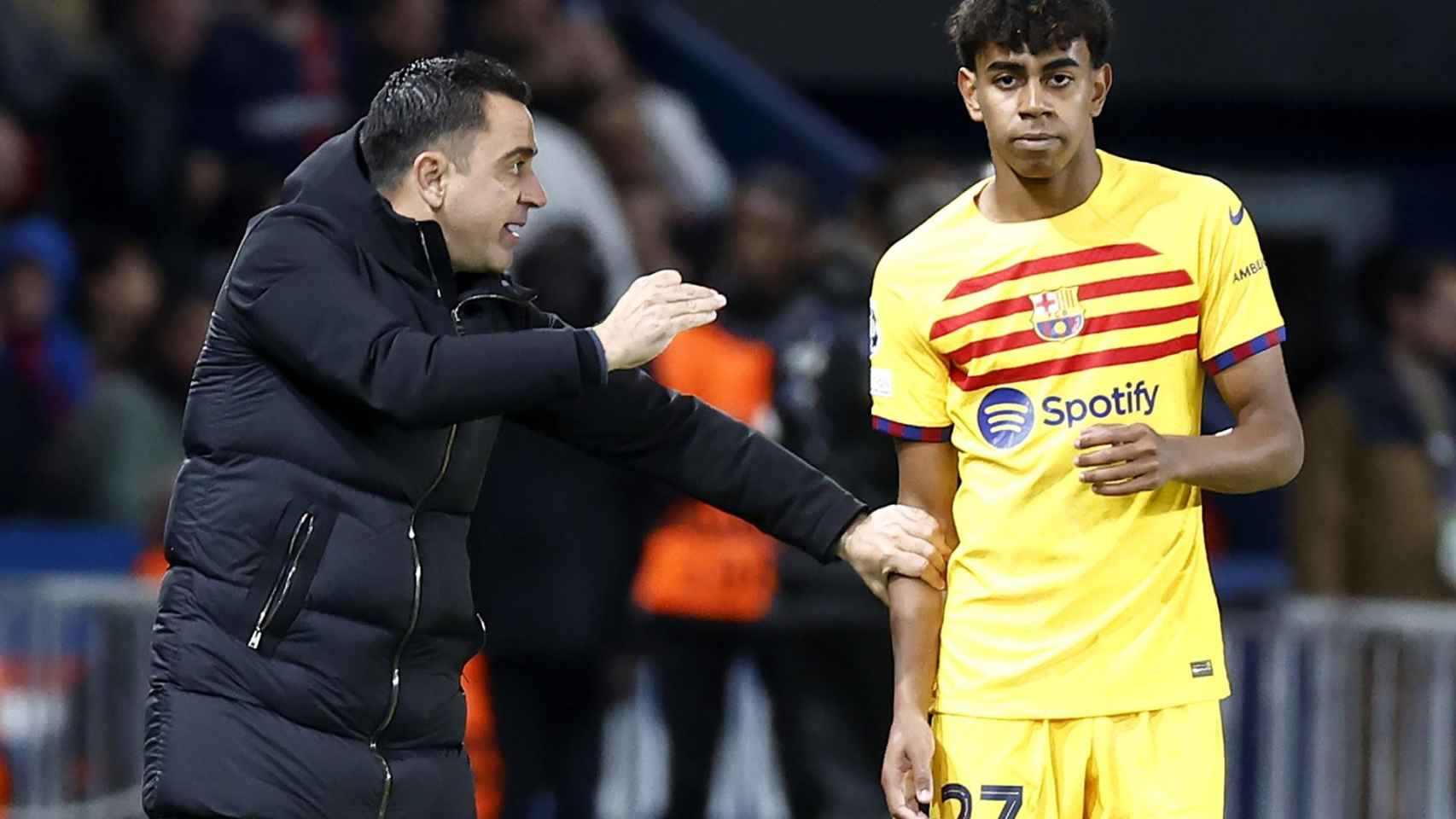 Xavi da instrucciones a Lamine Yamal