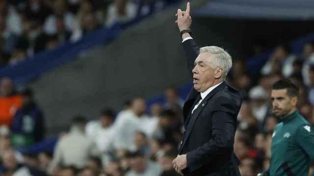 Ancelotti da instrucciones a sus futbolistas