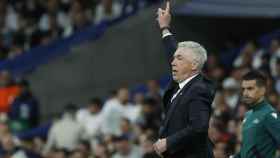 Ancelotti da instrucciones a sus futbolistas