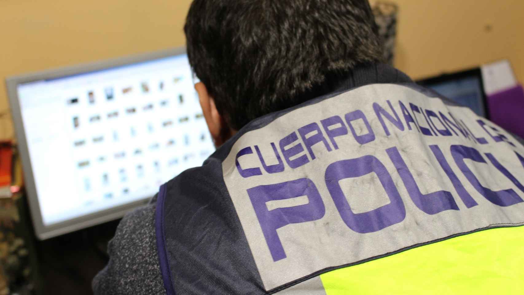 Un agente de la Policía Nacional revisa las imágenes localizadas en un ordenador