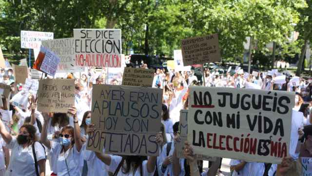 Médicos residentes durante una protesta ante el Ministerio de Sanidad