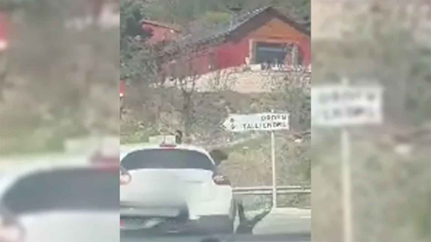 Una niña de dos años y medio, cayéndose de un coche en marcha en Bellver de Cerdanya