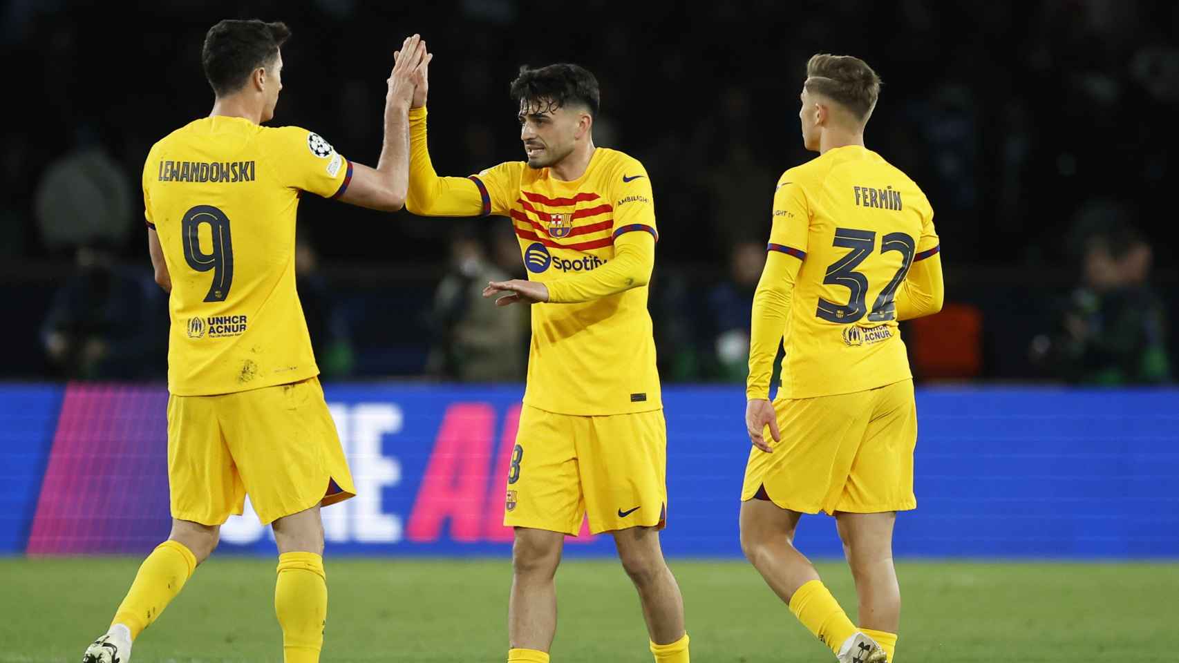 Pedri, Lewandowski y Fermín se felicitan tras vencer al PSG en Champions