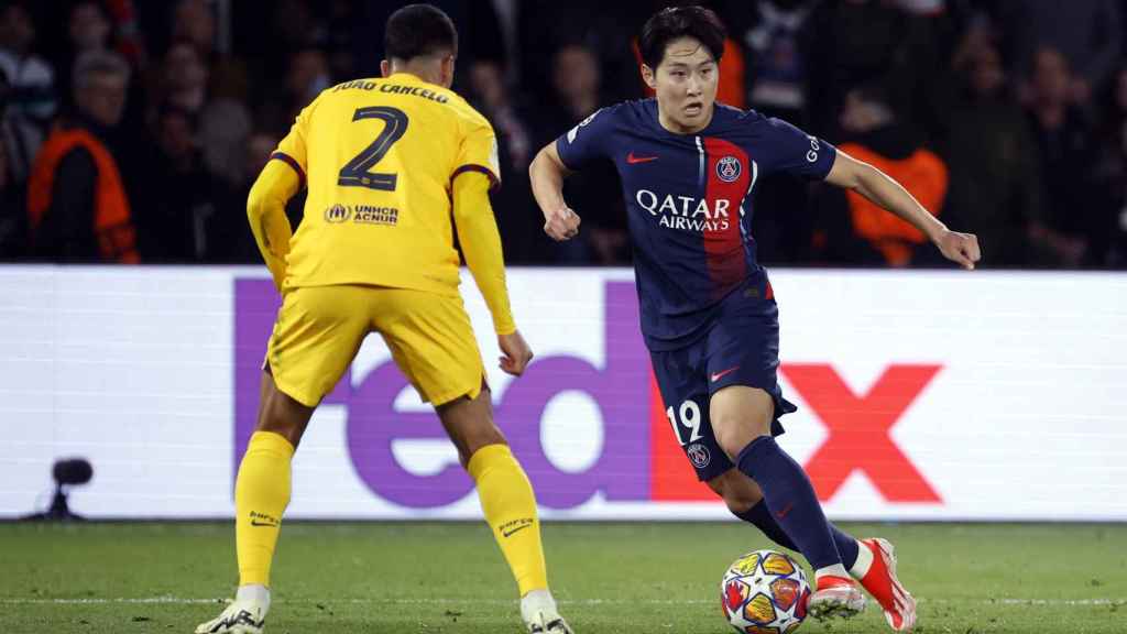 Joao Cancelo defiende a Kang-in Lee en el PSG-Barça