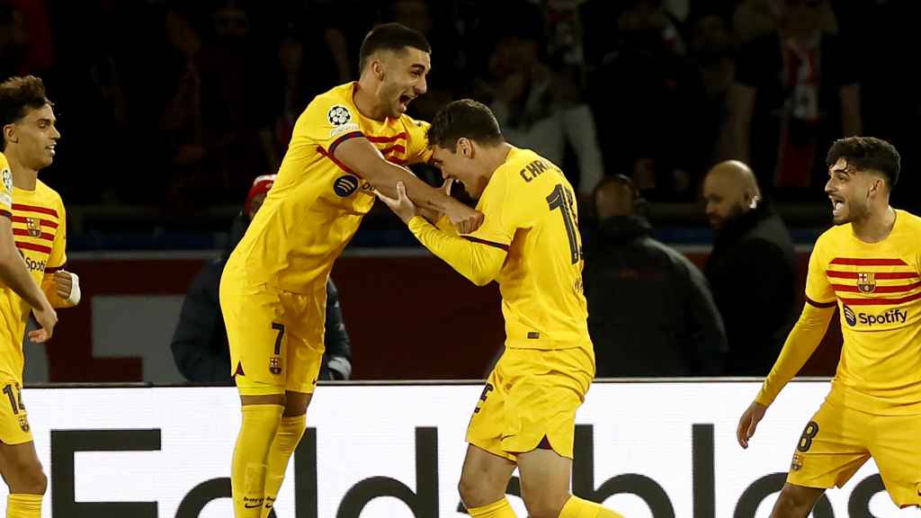 Andreas Christensen y Ferran Torres, exultantes tras el gol de la victoria del Barça en París