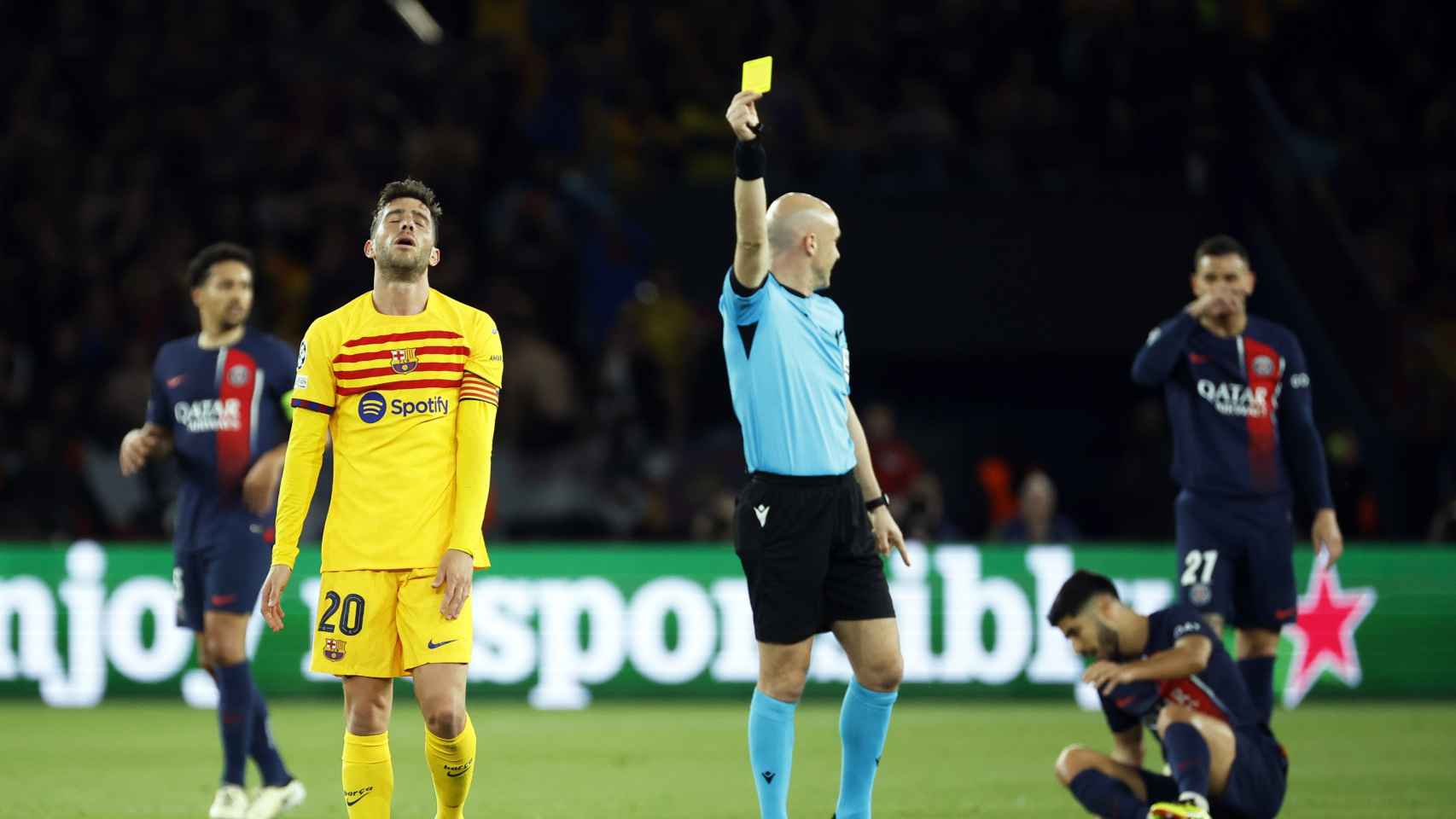 Sergi Roberto se lamenta tras recibir una tarjeta amarilla en París