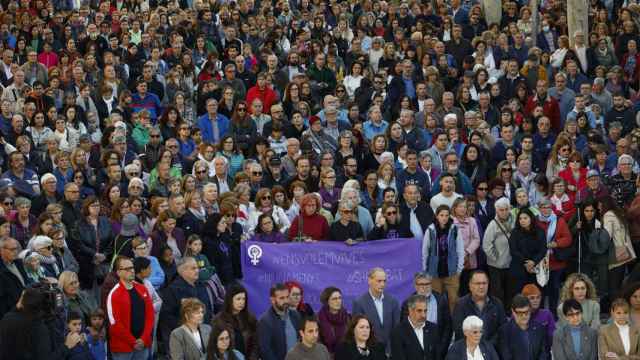 Numerosas personas han participado esta tarde en la concentración que ha convocado esta tarde el Ayuntamiento de El Prat de Llobregat (Barcelona) para rechazar el asesinato de una mujer y sus dos hijos