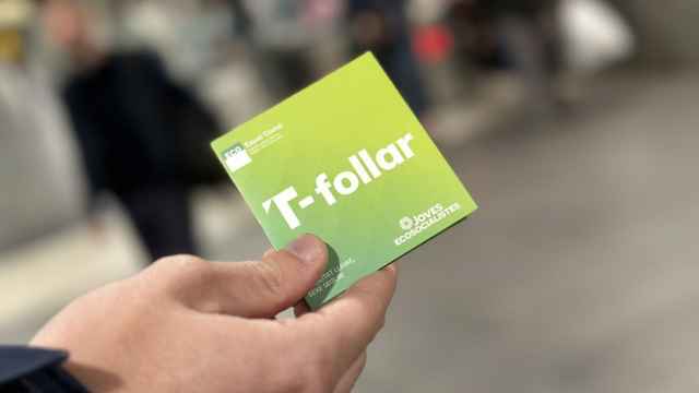 Ejemplar de la T-Follar repartida en estaciones de metro y tren