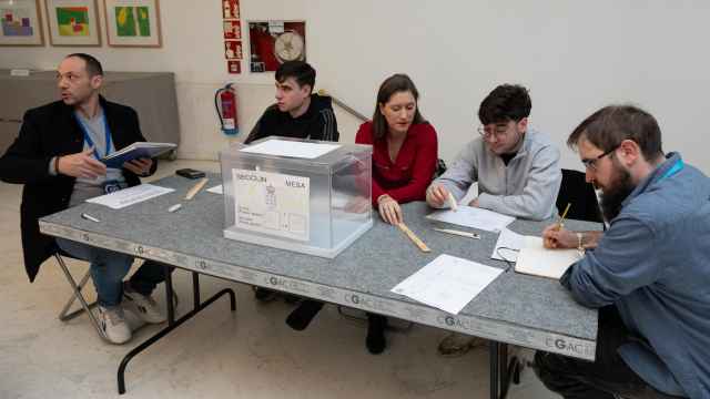 Varias personas trabajan en una mesa electoral durante las elecciones