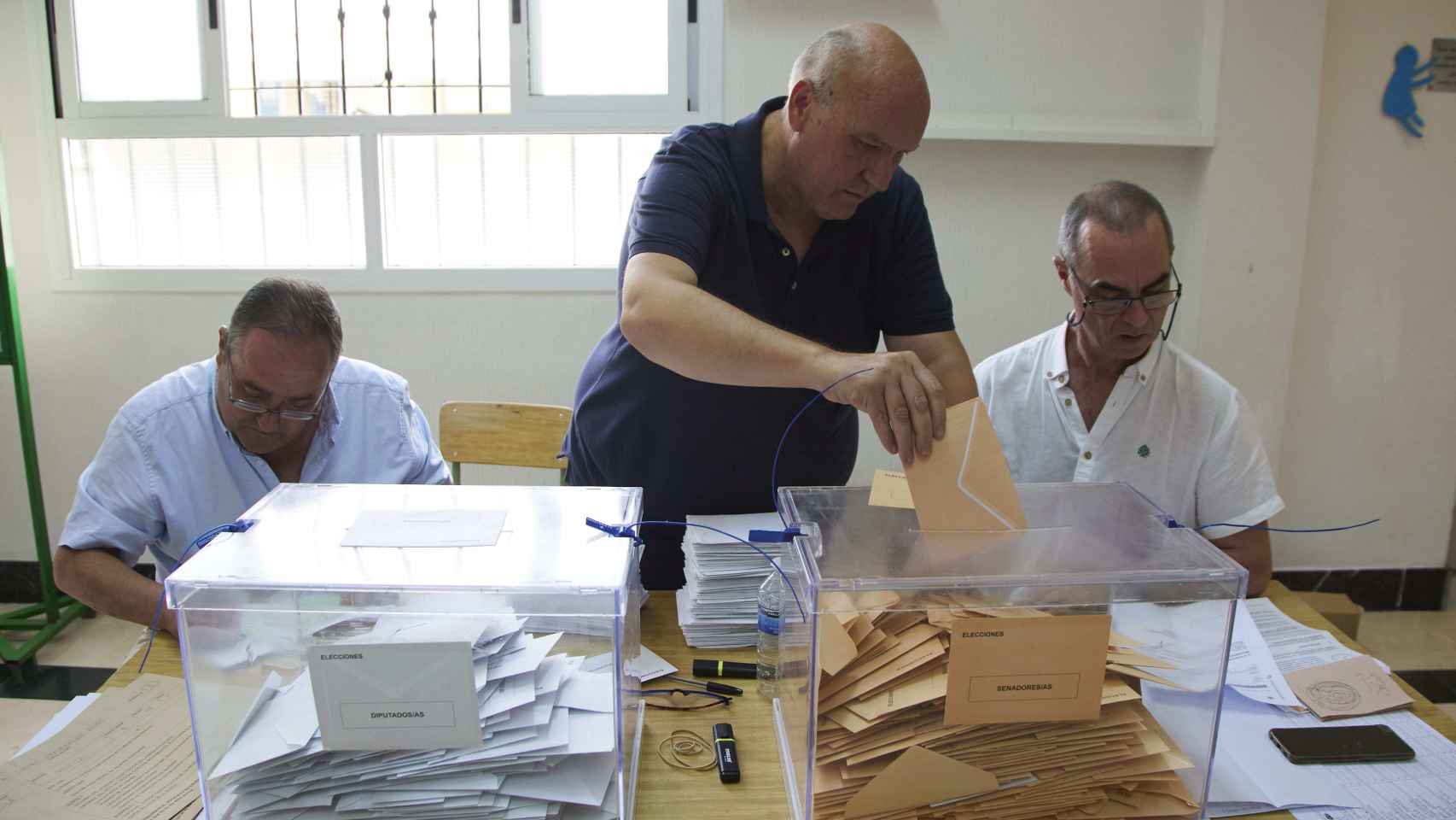 Gente en una mesa electoral