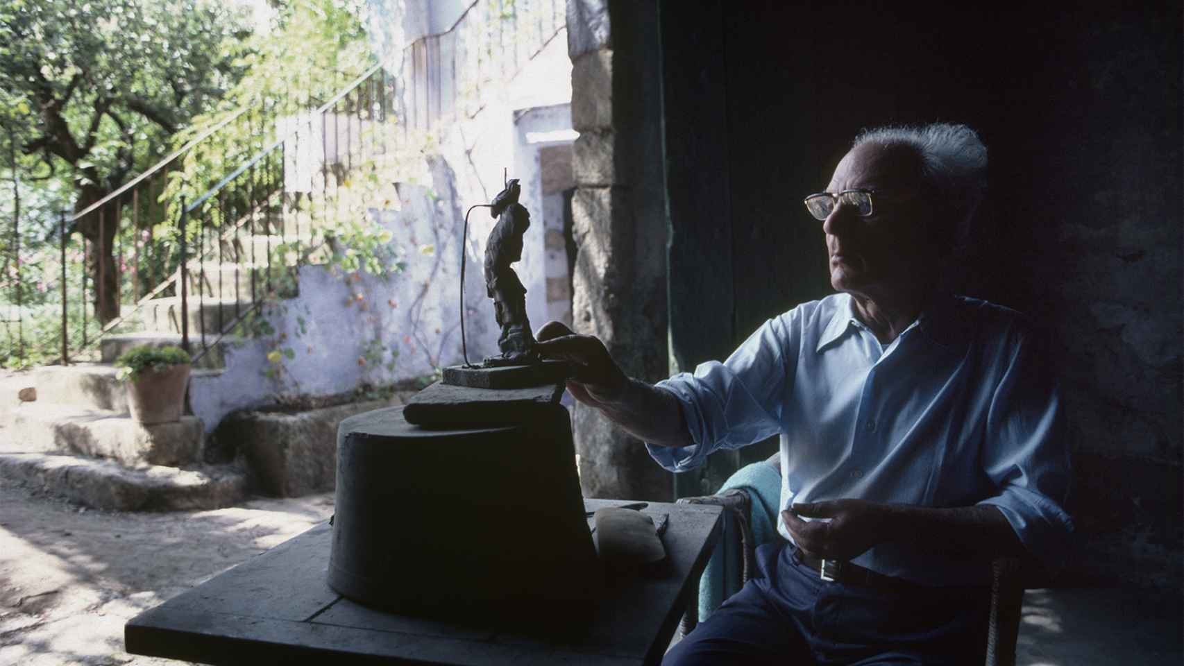 El escultor Apel·les Fenosa, en el jardín de su casa de El Vendrell, ahora museo