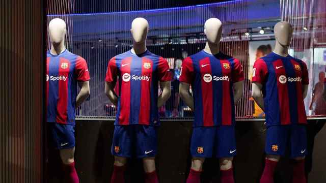 Las camisetas del Barça de la temporada 2023-24 en una de las tiendas oficiales