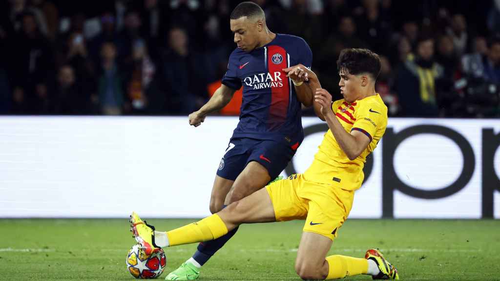 Pau Cubarsí en un duelo contra Kylian Mbappé durante el PSG-Barça