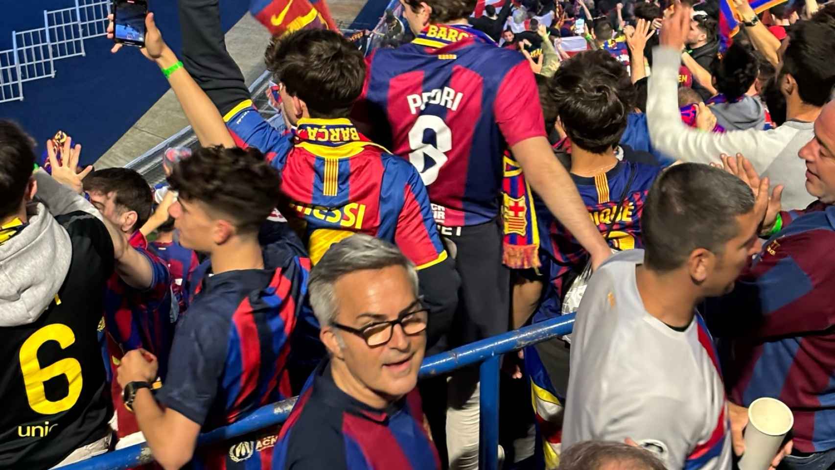 Víctor Font saluda a aficionados del Barça en el Parc des Princes