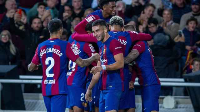 Los jugadores del Barça celebran un gol en Montjuïc