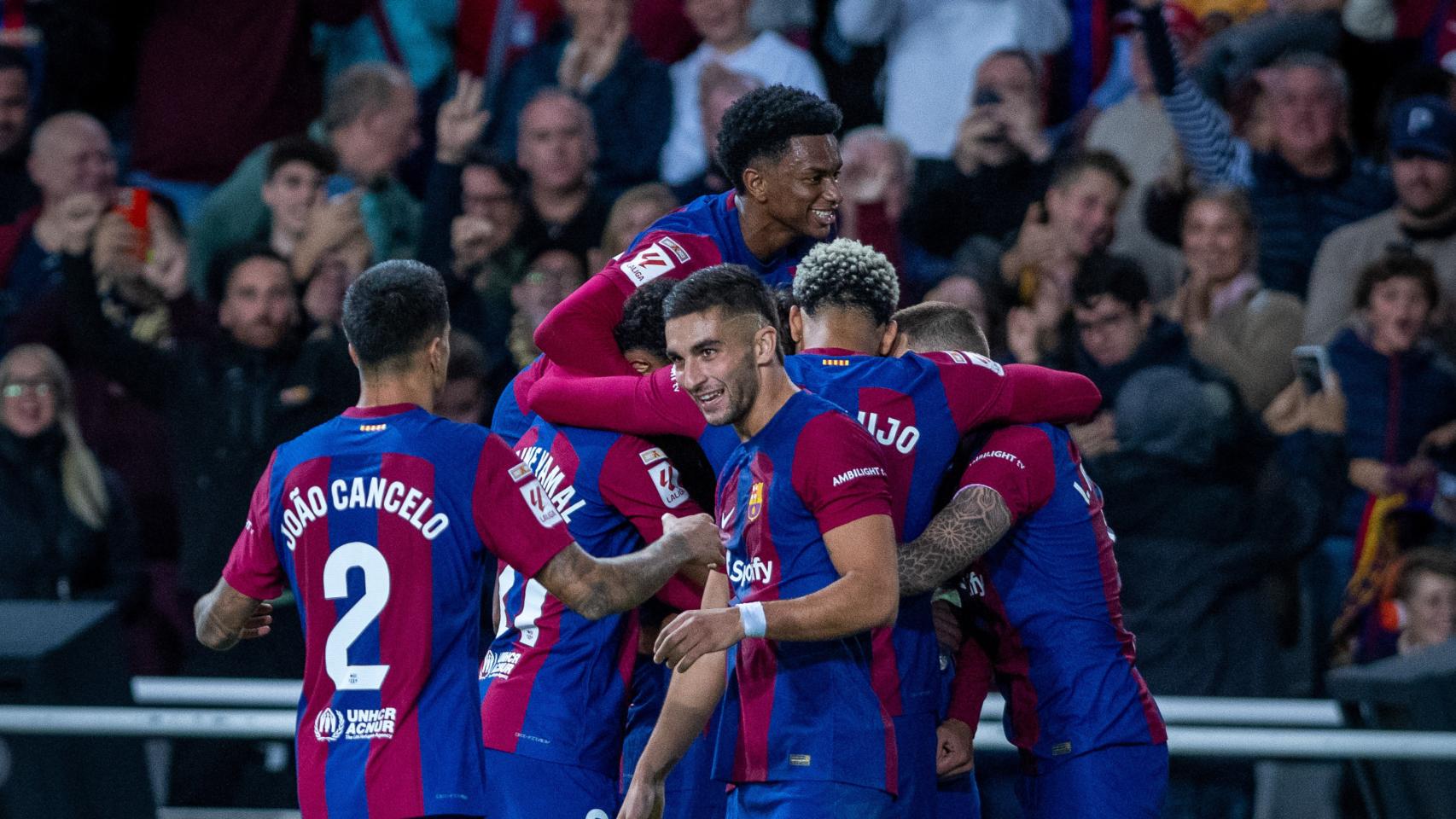 Los jugadores del Barça celebran un gol en Montjuïc