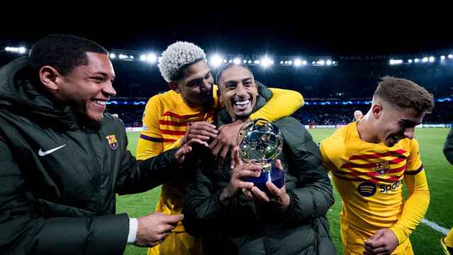Los futbolistas del Barça felicitan a Raphinha por recibir el MVP contra el PSG en París
