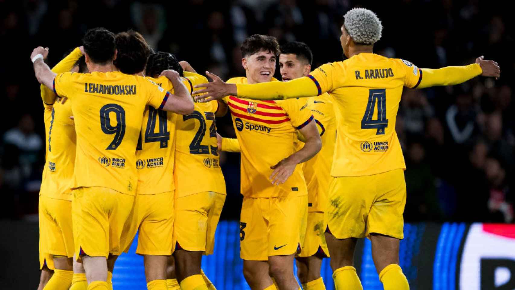 Cubarsí y Araujo celebran haciendo piña un gol del Barça en París