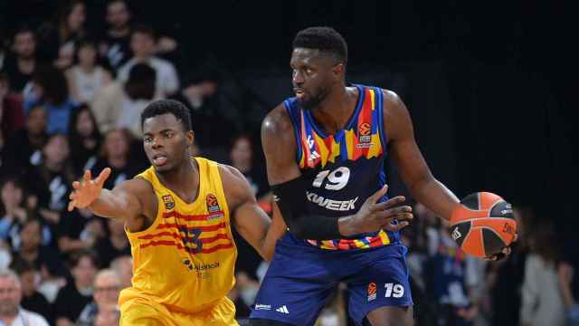 James Nnaji realiza una acción defensiva en el Asvel-Barça de basket