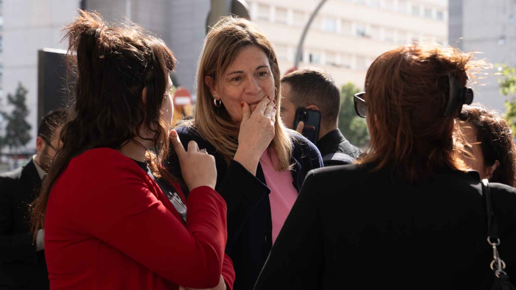 La diputada expulsada de Junts Cristina Casol conversa con las querelladas, a su llegada a la Ciutat de la Justicia