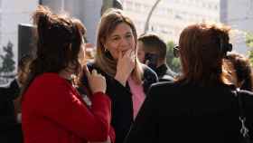 La diputada expulsada de Junts Cristina Casol conversa con las querelladas, a su llegada a la Ciutat de la Justicia