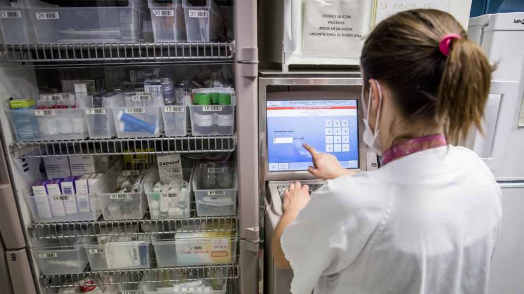 Enfermera prepara medicación en el Servicio Enfermero del servicio de urgencias pediátricas del Hospital Universitario Vall d'Hebron