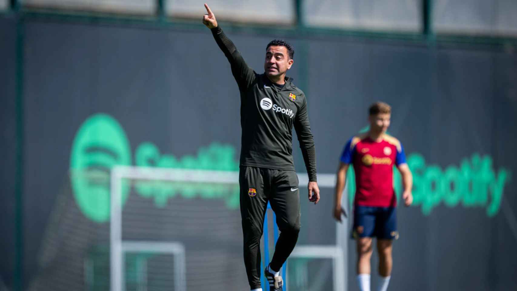 Xavi Hernández dirige al Barça en un entrenamiento previo al partido contra el Cádiz