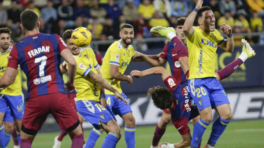 Joao Félix, de chilena, marca el primer gol del Barça