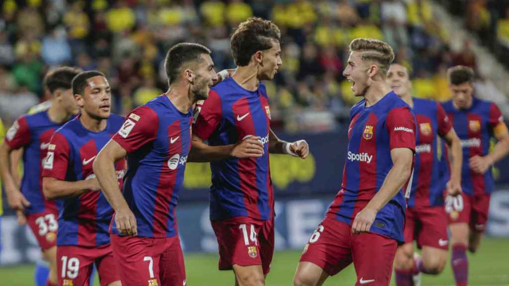Los jugadores del Barça celebran el gol de Joao Félix contra el Cádiz
