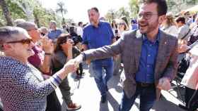 El presidente de la Generalitat, Pere Aragonès (d), y el líder de ERC, Oriol Junqueras (c), participan en la Fiesta de la República