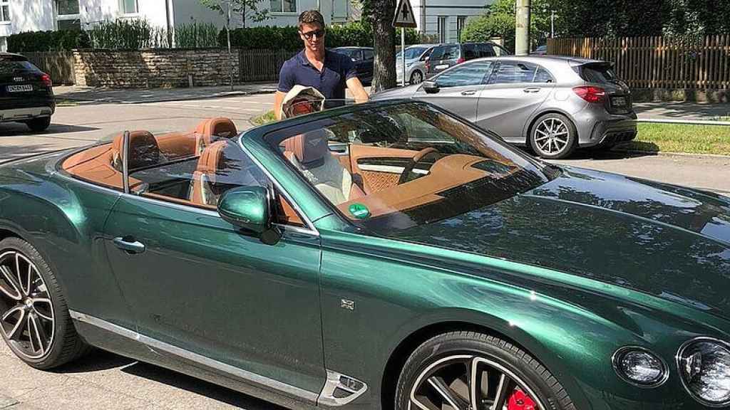 Robert Lewandowski, con su coche Bentley Continental
