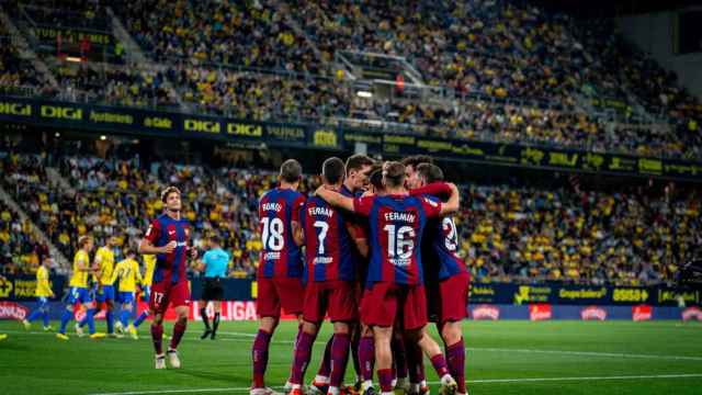 Los jugadores del Barça hacen piña en Cádiz tras el gol de Joao Félix