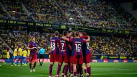 Los jugadores del Barça hacen piña en Cádiz tras el gol de Joao Félix