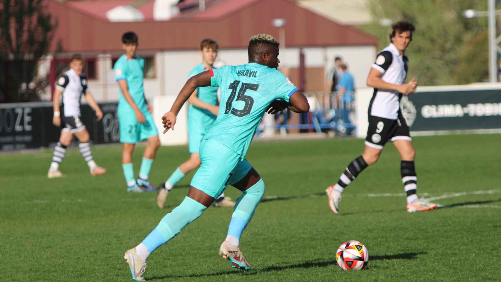 Mika Faye conduce el balón en el partido del Barça B contra Unionistas