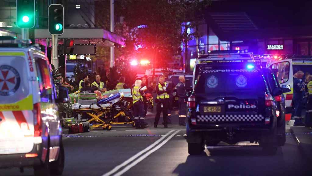 Servicios de emergencias frente al centro comercial australiano donde han ocurrido los apuñalamientos